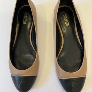 MICHAEL KORS BLACK/TAN SZ 6 MWOMENS BALLET FLAT